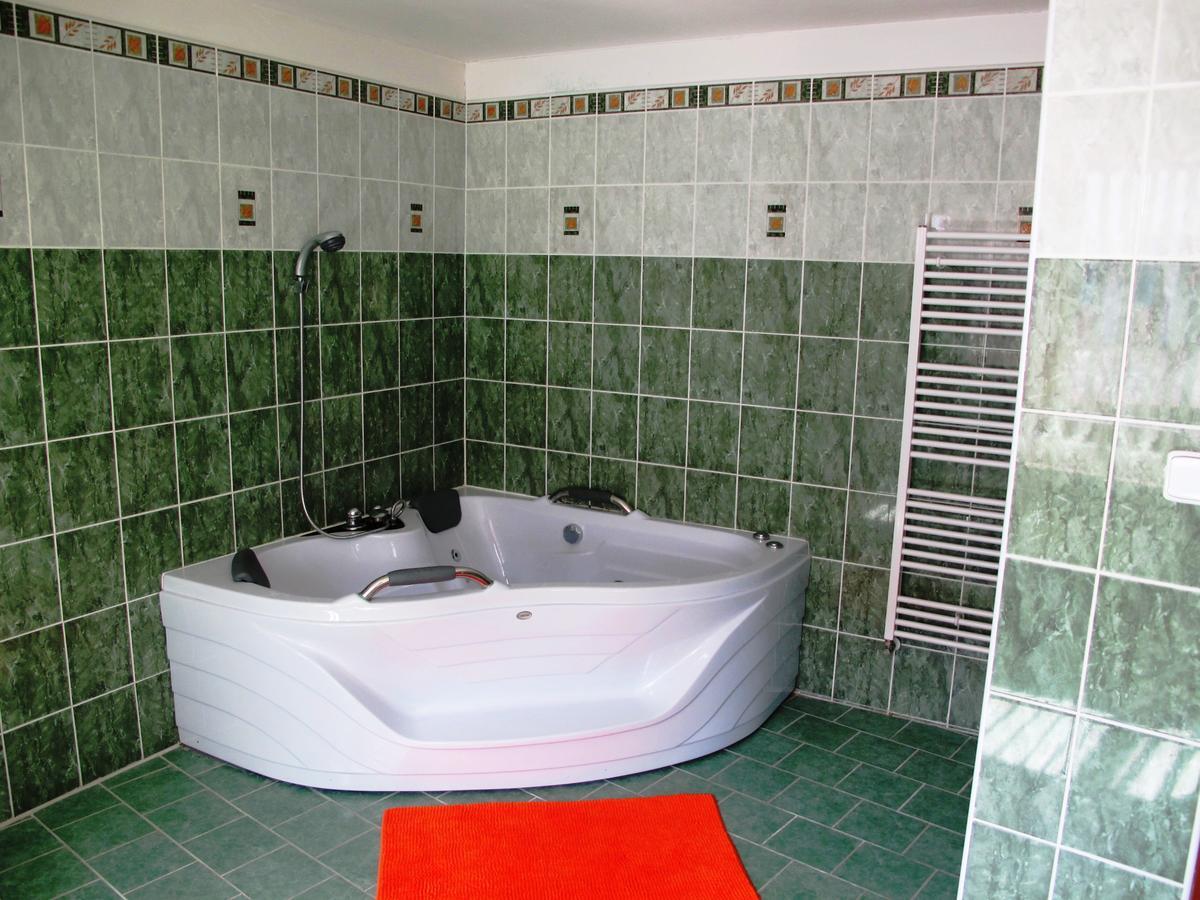 Hotel U Lisky Hostka  المظهر الخارجي الصورة