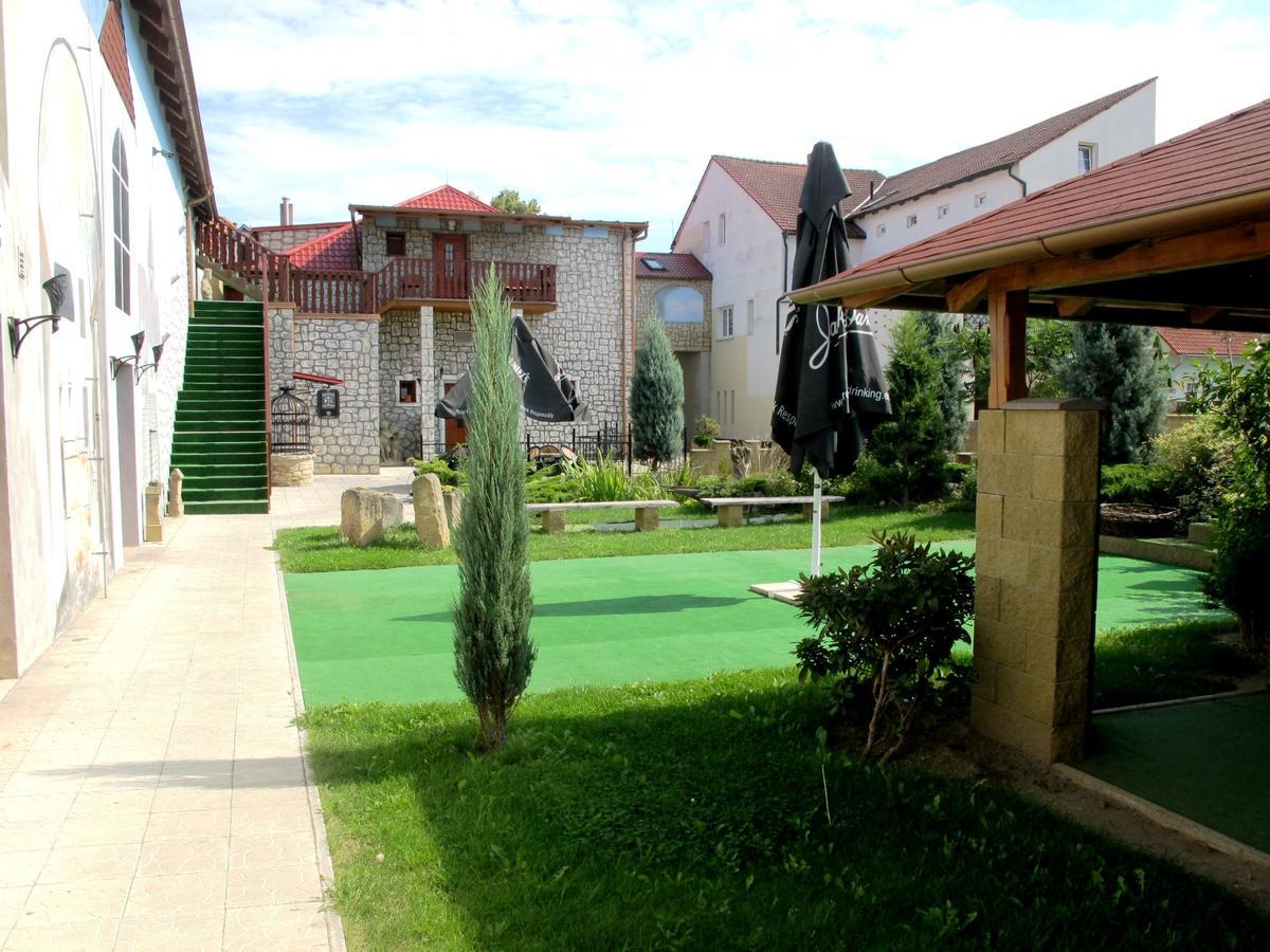 Hotel U Lisky Hostka  المظهر الخارجي الصورة